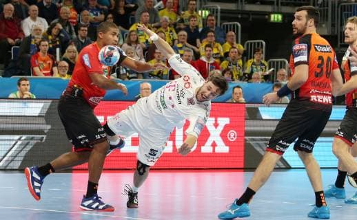 EHF Handball Champions League, Gruppenphase, 9. Spieltag: Rhein-Neckar Löwen - Telekom Veszprem HC am 21.11.2018 in der SAP-Arena in Mannheim (Baden-Württemberg), xmdx, Mads Mensah (22, Rhein Neckar Loewen), Lekai Mate (66, Telekom Veszprem), Rhein-Neckar Löwen - Telekom Veszprem HC