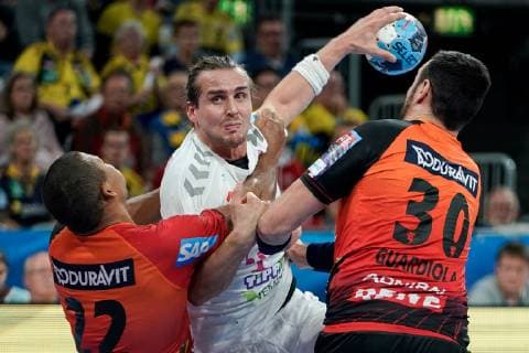 v.li.: Mads Mensah Larsen (RNL, 22), Kent Robin Tönnesen (KC Veszprem, 15), Gedeon Guardiola (RNL, 30), Zweikampf, Spielszene, Duell, duel, tackle, tackling, Dynamik, Action, Aktion, Handball, Champions League, Rhein-Neckar Löwen - Telekom Veszprem HC,