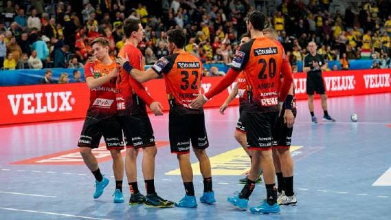 Sport Bilder des Tages v.li.: Jerry Tollbring (RNL, 17), Filip Taleski (RNL, 28), Alexander Petersson (RNL, 32), Bogdan Radivojevic (RNL, 14, verdeckt), Ilija Abutovic (RNL, 20), Gudjon Valur Sigurdsson (RNL, 9, verdeckt), enttäuscht über die Niederlage, Enttäuschung nach dem Schlusspfiff, Highlight, Verlierer, verloren, Frustration, disappointed, pessimistisch, Spieler der Rhein-Neckar-Löwen, Handball, Champions League, Rhein-Neckar Löwen - Telekom Veszprem HC,