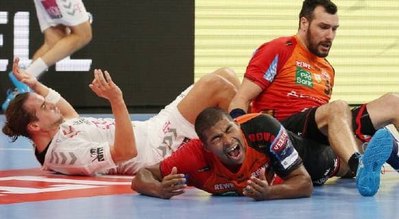 Sport Bilder des Tages EHF Handball Champions League, Gruppenphase, 9. Spieltag: Rhein-Neckar Löwen - Telekom Veszprem HC am 21.11.2018 in der SAP-Arena in Mannheim (Baden-Württemberg), xmdx, Mads Mensah (22, Rhein Neckar Loewen) nach foul mit schmerzen am boden, Rhein-Neckar Löwen - Telekom Veszprem HC