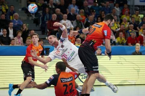 Sport Bilder des Tages EHF Handball Champions League, Gruppenphase, 9. Spieltag: Rhein-Neckar Löwen - Telekom Veszprem HC am 21.11.2018 in der SAP-Arena in Mannheim (Baden-Württemberg), xmdx, Kent Robin Tonnesen (15, Telekom Veszprem), Mads Mensah (22, Rhein Neckar Loewen), Rhein-Neckar Löwen - Telekom Veszprem HC