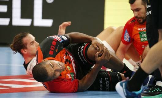 EHF Handball Champions League, Gruppenphase, 9. Spieltag: Rhein-Neckar Löwen - Telekom Veszprem HC am 21.11.2018 in der SAP-Arena in Mannheim (Baden-Württemberg), xmdx, Mads Mensah (22, Rhein Neckar Loewen) nach foul mit schmerzen am boden, Rhein-Neckar Löwen - Telekom Veszprem HC