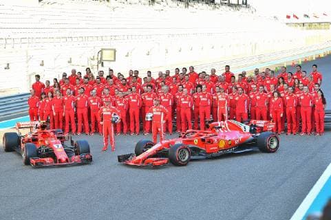 23.11.2018, xekx, Formel 1 FIA, Großer Preis von Abu Dhabi - 2018 Training emspor, v.l. Ferrari Gruppenfoto, (mitte) Kimi Raikkonen (FIN 7), Scuderia Ferrari und Sebastian Vettel (GER 5), Scuderia Ferrari (DFL DFB REGULATIONS PROHIBIT ANY USE OF PHOTOGRAPHS as IMAGE SEQUENCES and or QUASI-VIDEO) Abu Dhabi