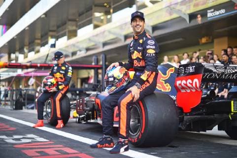 23.11.2018, xekx, Formel 1 FIA, Großer Preis von Abu Dhabi - 2018 Training emspor, v.l. Letztes Rennen für Red Bull Racing: Daniel Ricciardo (AUS 3), Aston Martin Red Bull Racing (DFL DFB REGULATIONS PROHIBIT ANY USE OF PHOTOGRAPHS as IMAGE SEQUENCES and or QUASI-VIDEO) Abu Dhabi