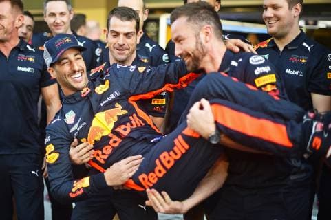 23.11.2018, xekx, Formel 1 FIA, Großer Preis von Abu Dhabi - 2018 Training emspor, v.l. Letztes Rennen für Red Bull Racing: Daniel Ricciardo (AUS 3), Aston Martin Red Bull Racing wird von seinen Mechanikern gefeiert (DFL DFB REGULATIONS PROHIBIT ANY USE OF PHOTOGRAPHS as IMAGE SEQUENCES and or QUASI-VIDEO) Abu Dhabi