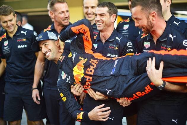 23.11.2018, xekx, Formel 1 FIA, Großer Preis von Abu Dhabi - 2018 Training emspor, v.l. Letztes Rennen für Red Bull Racing: Daniel Ricciardo (AUS 3), Aston Martin Red Bull Racing wird von seinen Mechanikern gefeiert (DFL DFB REGULATIONS PROHIBIT ANY USE OF PHOTOGRAPHS as IMAGE SEQUENCES and or QUASI-VIDEO) Abu Dhabi