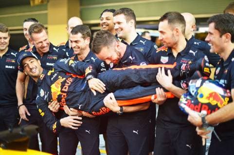 Sport Themen der Woche KW47 Sport Bilder des Tages 23.11.2018, xekx, Formel 1 FIA, Großer Preis von Abu Dhabi - 2018 Training emspor, v.l. Letztes Rennen für Red Bull Racing: Daniel Ricciardo (AUS 3), Aston Martin Red Bull Racing wird von seinen Mechanikern gefeiert (DFL DFB REGULATIONS PROHIBIT ANY USE OF PHOTOGRAPHS as IMAGE SEQUENCES and or QUASI-VIDEO) Abu Dhabi