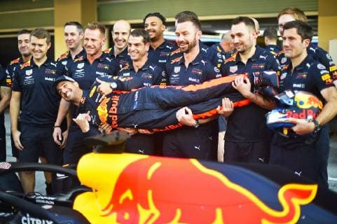 23.11.2018, xekx, Formel 1 FIA, Großer Preis von Abu Dhabi - 2018 Training emspor, v.l. Letztes Rennen für Red Bull Racing: Daniel Ricciardo (AUS 3), Aston Martin Red Bull Racing wird von seinen Mechanikern gefeiert (DFL DFB REGULATIONS PROHIBIT ANY USE OF PHOTOGRAPHS as IMAGE SEQUENCES and or QUASI-VIDEO) Abu Dhabi