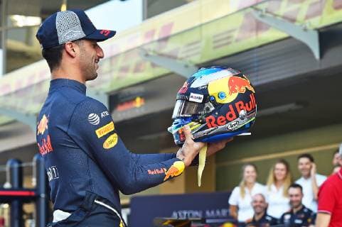 23.11.2018, xekx, Formel 1 FIA, Großer Preis von Abu Dhabi - 2018 Training emspor, v.l. Daniel Ricciardo (AUS 3), Aston Martin Red Bull Racing begutahtet seinen Helm. Ricciardos letztes Rennen für Red Bull Racing. (DFL DFB REGULATIONS PROHIBIT ANY USE OF PHOTOGRAPHS as IMAGE SEQUENCES and or QUASI-VIDEO) Abu Dhabi