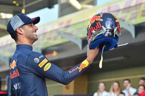 23.11.2018, xekx, Formel 1 FIA, Großer Preis von Abu Dhabi - 2018 Training emspor, v.l. Daniel Ricciardo (AUS 3), Aston Martin Red Bull Racing begutahtet seinen Helm. Ricciardos letztes Rennen für Red Bull Racing. (DFL DFB REGULATIONS PROHIBIT ANY USE OF PHOTOGRAPHS as IMAGE SEQUENCES and or QUASI-VIDEO) Abu Dhabi