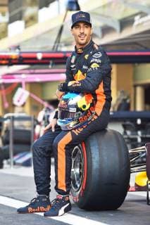 23.11.2018, xekx, Formel 1 FIA, Großer Preis von Abu Dhabi - 2018 Training emspor, v.l. Daniel Ricciardo (AUS 3), Aston Martin Red Bull Racing, letztes Rennen für Red Bull Racing. (DFL DFB REGULATIONS PROHIBIT ANY USE OF PHOTOGRAPHS as IMAGE SEQUENCES and or QUASI-VIDEO) Abu Dhabi