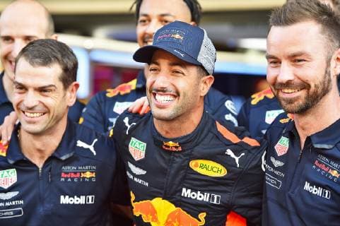 23.11.2018, xekx, Formel 1 FIA, Großer Preis von Abu Dhabi - 2018 Training emspor, v.l. Daniel Ricciardo (AUS 3) mit seinen Mechanikern, Aston Martin Red Bull Racing, letztes Rennen für Red Bull Racing. (DFL DFB REGULATIONS PROHIBIT ANY USE OF PHOTOGRAPHS as IMAGE SEQUENCES and or QUASI-VIDEO) Abu Dhabi
