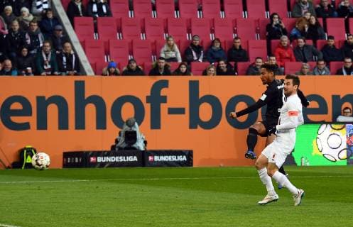 24.11.2018, xjhx, Fussball 1.Bundesliga, FC Augsburg - Eintracht Frankfurt emspor, v.l. Jonathan de Guzman (Eintracht Frankfurt) Goal scored, erziehlt das Tor zum 0:1 (DFL DFB REGULATIONS PROHIBIT ANY USE OF PHOTOGRAPHS as IMAGE SEQUENCES and or QUASI-VIDEO) Augsburg *** 24 11 2018 xjhx Football 1 Bundesliga FC Augsburg Eintracht Frankfurt emspor v l Jonathan de Guzman Eintracht Frankfurt Goal scored goal to 0 1 DFL DFB REGULATIONS PROHIBIT ANY USE OF PHOTOGRAPHS as IMAGE SEQUENCES and or QUASI VIDEO Augsburg