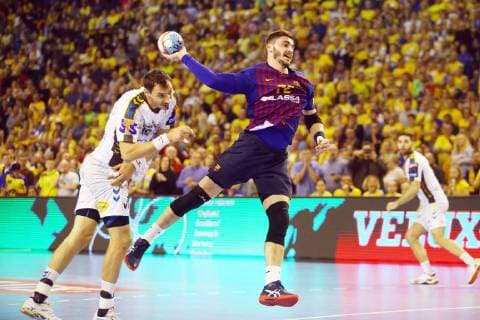 Kielce , Hala Legionow 24.11.2018 pilka reczna Velux Liga Mistrzow 2018 2019 Grupa A Vive Kielce - Barca Lassa NZ Krzysztof Lijewski ( VIVE ) Ludovic Fabregas ( FCB ) FOT Michal Nowak Newspix.pl Kielce , Legion s Hall 24.11.2018 sport handball Velux EHF Men s Champions League Group Phase Group A Vive Kielce - Barca Lassa FC Barcelona Barca photo by Michal Nowak Newspix.pl --- Newspix.pl  181124MIN_308
