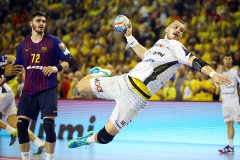 Kielce , Hala Legionow 24.11.2018 pilka reczna Velux Liga Mistrzow 2018 2019 Grupa A Vive Kielce - Barca Lassa NZ Ludovic Fabregas ( FCB ) Arciom Karalok ( VIVE ) FOT Michal Nowak Newspix.pl Kielce , Legion s Hall 24.11.2018 sport handball Velux EHF Men s Champions League Group Phase Group A Vive Kielce - Barca Lassa FC Barcelona Barca photo by Michal Nowak Newspix.pl --- Newspix.pl  181124MIN_358