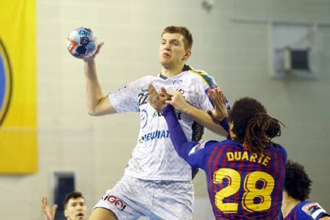 Kielce , Hala Legionow 24.11.2018 pilka reczna Velux Liga Mistrzow 2018 2019 Grupa A Vive Kielce - Barca Lassa NZ Uladzislau Kulesh ( VIVE ) Gilberto Duarte ( FCB ) FOT Michal Nowak Newspix.pl Kielce , Legion s Hall 24.11.2018 sport handball Velux EHF Men s Champions League Group Phase Group A Vive Kielce - Barca Lassa FC Barcelona Barca photo by Michal Nowak Newspix.pl --- Newspix.pl  181124MIN_366