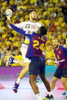 Kielce , Hala Legionow 24.11.2018 pilka reczna Velux Liga Mistrzow 2018 2019 Grupa A Vive Kielce - Barca Lassa NZ Daniel Dujshebaev ( VIVE ) Dika Mem ( FCB ) FOT Michal Nowak Newspix.pl Kielce , Legion s Hall 24.11.2018 sport handball Velux EHF Men s Champions League Group Phase Group A Vive Kielce - Barca Lassa FC Barcelona Barca photo by Michal Nowak Newspix.pl --- Newspix.pl  181124MIN_371