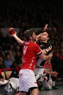Handball 2. Bundesliga 2018 2019 - Hamburg Handball vs. TV 05 07 Hüttenberg Leif Tissier (Hamburg) im Zweikampf gegen Christian Rompf (Hüttenberg) . Sporthalle Hamburg Hamburg Foto: Frank Schoof