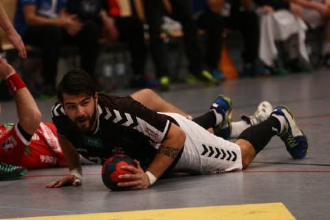 Handball 2. Bundesliga 2018 2019 - Hamburg Handball vs. TV 05 07 Hüttenberg Kevin Herbst (Hamburg) liegt am Boden . Sporthalle Hamburg Hamburg Foto: Frank Schoof