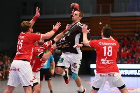 Handball 2. Bundesliga 2018 2019 - Hamburg Handball vs. TV 05 07 Hüttenberg Lukas Ossenkopp (Hamburg) im Zweikampf gegen Moritz Zörb Zoerb (Hüttenberg), Moritz Lambrecht (Hüttenberg) und Ragnar Johannsson (Hüttenberg) Sporthalle Hamburg Hamburg Foto: Frank Schoof