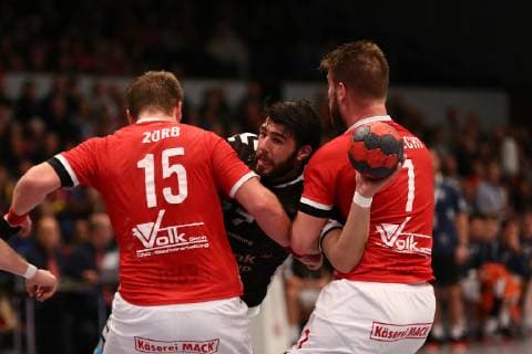 Handball 2. Bundesliga 2018 2019 - Hamburg Handball vs. TV 05 07 Hüttenberg Kevin Herbst (Hamburg) im Zweikampf mit Moritz Zörb Zoerb (Hüttenberg) und Moritz Lambrecht (Hüttenberg) . Sporthalle Hamburg Hamburg Foto: Frank Schoof