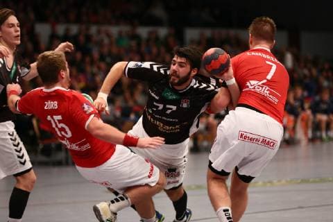 Handball 2. Bundesliga 2018 2019 - Hamburg Handball vs. TV 05 07 Hüttenberg Kevin Herbst (Hamburg) im Zweikampf mit Moritz Zörb Zoerb (Hüttenberg) und Moritz Lambrecht (Hüttenberg) . Sporthalle Hamburg Hamburg Foto: Frank Schoof