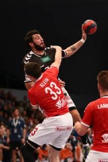 Handball 2. Bundesliga 2018 2019 - Hamburg Handball vs. TV 05 07 Hüttenberg Kevin Herbst (Hamburg) im Zweikampf gegen Johannes Klein (Hüttenberg) . Sporthalle Hamburg Hamburg Foto: Frank Schoof