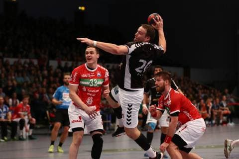Handball 2. Bundesliga 2018 2019 - Hamburg Handball vs. TV 05 07 Hüttenberg Marius Fuchs (Hamburg) wirft aufs Tor, links Johannes Klein (Hüttenberg), rechts Moritz Lambrecht (Hüttenberg) . Sporthalle Hamburg Hamburg Foto: Frank Schoof