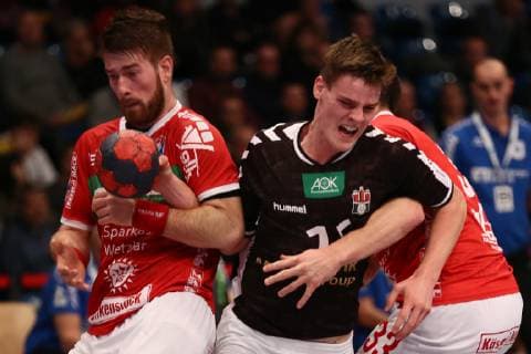 Handball 2. Bundesliga 2018 2019 - Hamburg Handball vs. TV 05 07 Hüttenberg Dominik Axmann (Hamburg) im Zweikampf mit Moritz Lambrecht (Hüttenberg) und Johannes Klein (Hüttenberg) . Sporthalle Hamburg Hamburg Foto: Frank Schoof