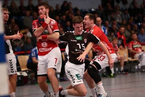 Handball 2. Bundesliga 2018 2019 - Hamburg Handball vs. TV 05 07 Hüttenberg Dominik Axmann (Hamburg) im Zweikampf mit Moritz Lambrecht (Hüttenberg) und Johannes Klein (Hüttenberg) . Sporthalle Hamburg Hamburg Foto: Frank Schoof