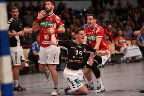 Handball 2. Bundesliga 2018 2019 - Hamburg Handball vs. TV 05 07 Hüttenberg Dominik Axmann (Hamburg) im Zweikampf mit Moritz Lambrecht (Hüttenberg) und Johannes Klein (Hüttenberg) . Sporthalle Hamburg Hamburg Foto: Frank Schoof