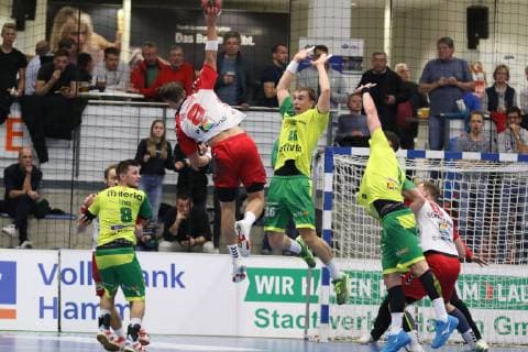 Mex Raguse (ASV Hamm-Westfalen 8) wirft gegen Dominik Waldhof (VfL Eintracht Hagen 26)(mitte) und Tilman Proehl (VfL Eintracht Hagen 9)(rechts), ASV Hamm-Westfalen vs VfL Eintracht Hagen, Handball, 2. Bundesliga, 24.11.2018, ASV Hamm-Westfalen vs VfL Eintracht Hagen, Handball, 2. Bundesliga, 24.11.2018 Hamm Copyright: xEibner Jan_Strohdiekx EP_JSK