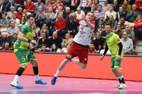 Oliver Milde (ASV Hamm-Westfalen 4) vorbei an Tilman Proehl (VfL Eintracht Hagen 9)(links) und Dragan Tubic (VfL Eintracht Hagen 8)(rechts) , ASV Hamm-Westfalen vs VfL Eintracht Hagen, Handball, 2. Bundesliga, 24.11.2018, ASV Hamm-Westfalen vs VfL Eintracht Hagen, Handball, 2. Bundesliga, 24.11.2018 Hamm Copyright: xEibner Jan_Strohdiekx EP_JSK