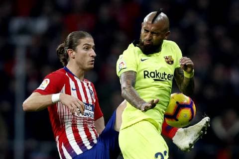 Sport Bilder des Tages Atletico de Madrid s defender Filipe Luis (R) vies for the ball against FC Barcelona Barca s midfielder Arturo Vidal (L) during the Spanish LaLiga match between Atletico de Madrid and FC Barcelona at Wanda Metropolitano stadium in Madrid, Spain, 24 November 2018. Atletico de Madrid - FC Barcelona !ACHTUNG: NUR REDAKTIONELLE NUTZUNG!  Copyright: xJavierxLizonx GRAF5790 20181124-636786937720723830