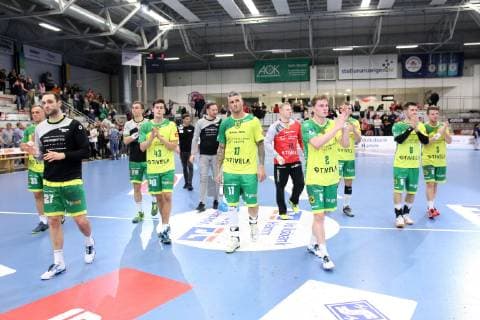 Der VfL Eintracht Hagen verabschiedet sich enttaeuscht von den mitgereisten Fans, ASV Hamm-Westfalen vs VfL Eintracht Hagen, Handball, 2. Bundesliga, 24.11.2018, ASV Hamm-Westfalen vs VfL Eintracht Hagen, Handball, 2. Bundesliga, 24.11.2018 Hamm Copyright: xEibner Jan_Strohdiekx EP_JSK