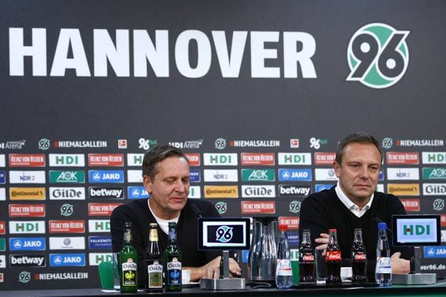 23.11.2018, HDI-Arena, Hannover, Pressekonferenz vor dem Auswaertsspiel von Hannover 96 bei Borussia Moenchengladbach mit Horst Heldt und Andre Breitenreiter, im Bild Horst Heldt (Manager, Hannover) und Andre Breitenreiter (Trainer, Hannover) Pressekonferenz Hannover 96