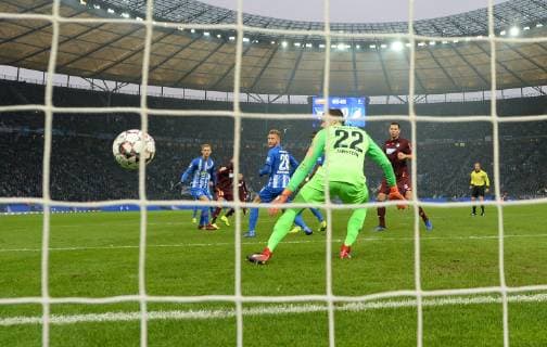 Fussball, Herren, 1. Bundesliga, Saison 2018 2019, (12. Spieltag), Hertha BSC - TSG 1899 Hoffenheim, Krerem Demirbay (2. v. l., 1899 Hoffenheim) erzielt das Tor zum 1:0 gegen Torwart Rune Jarstein (Hertha BSC), 24.11. 2018, *** Soccer Men 1 Bundesliga Season 2018 2019 12 Matchday Hertha BSC TSG 1899 Hoffenheim Krerem Demirbay 2 v l 1899 Hoffenheim scored the goal to 1 0 against goalkeeper Rune Jarstein Hertha BSC 24 11 2018 Copyright: xMatthiasxKochx