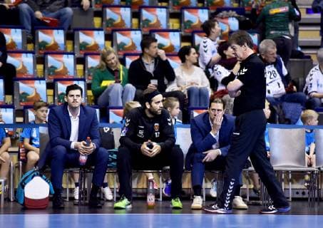 25.11.2018, xlakx,EHF-Pokal,3.Runde, Fuechse Berlin - Aalborg Handbold, emspor,2 v.l. Silvio Heinevetter (Fuechse Berlin 12),verletzter Mattias Zachrisson (Fuechse Berlin 21)Velimir Petkovic(Coach,Fuechse Berlin) Berlin