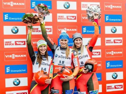 Sport Bilder des Tages 25.11.2018, Olympia Eiskanal, Innsbruck, AUT, Viessmann Rennrodel Weltcup, Igls, Damen Sprint, Flower Zeremonie, im Bild v.l. Julia Taubitz (GER), Natalie Geisenberger (GER), Dajana Eitberger (GER) f.l. Julia Taubitz Natalie Geisenberger and Dajana Eitberger of Germany during the Flowers ceremony for the ladie s sprint of Viessmann World Cup at the Olympia Eiskanal in Innsbruck, Austria on 2018 11 25. Innsbruck *** 25 11 2018 Olympia Eiskanal Innsbruck AUT Viessmann Luge World Cup Igls Womens Sprint Flower Ceremony in picture v l Julia Taubitz GER Natalie Geisenberger GER Dajana Eitberger GER f l Julia Taubitz Natalie Geisenberger and Dajana Eitberger of Germany during the Flowers ceremony for the ladie s sprint of Viessmann World Cup at the Olympia Eiskanal in Innsbruck Austria on 2018 11 25 Innsbruck  EX_ADE  