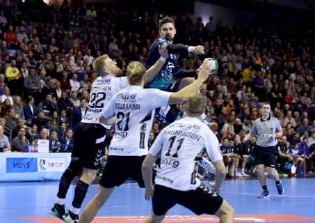 25.11.2018, xlakx,EHF-Pokal,3.Runde, Fuechse Berlin - Aalborg Handbold, emspor, v.l. Sprungwurf Fabian Wiede (Fuechse Berlin 3),René Antonsen (Aalborg Handbold 22),Henrik Mollgaard (Aalborg Handbold 21),Omar Ingi Magnusson (Aalborg Handbold 11) Berlin