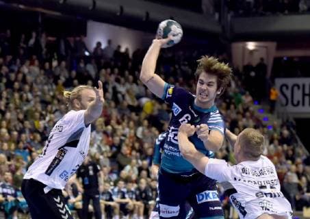 25.11.2018, xlakx,EHF-Pokal,3.Runde, Fuechse Berlin - Aalborg Handbold, emspor, v.l. Henrik Mollgaard (Aalborg Handbold 21),am Ball Jacob Tandrup Holm (Fuechse Berlin 6) Berlin