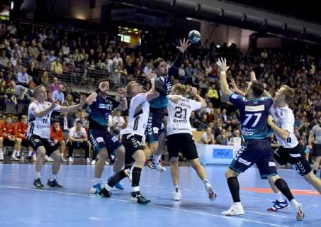 25.11.2018, xlakx,EHF-Pokal,3.Runde, Fuechse Berlin - Aalborg Handbold, emspor, v.l. Omar Ingi Magnusson (Aalborg Handbold 11),Mijajlo Marsenic (Fuechse Berlin 93),am Ball Fabian Wiede (Fuechse Berlin 3)Henrik Mollgaard (Aalborg Handbold 21),Johan Koch (Fuechse Berlin 77) Berlin