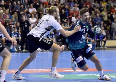 25.11.2018, xlakx,EHF-Pokal,3.Runde, Fuechse Berlin - Aalborg Handbold, emspor, v.l.Henrik Mollgaard (Aalborg Handbold 21),Fabian Wiede (Fuechse Berlin 3) Berlin