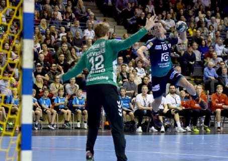 25.11.2018, xlakx,EHF-Pokal,3.Runde, Fuechse Berlin - Aalborg Handbold, emspor, v.l.Kristian Saveras (Aalborg Handbold 12),Hans Lindberg (Fuechse Berlin 18) Berlin