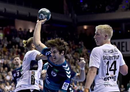 25.11.2018, xlakx,EHF-Pokal,3.Runde, Fuechse Berlin - Aalborg Handbold, emspor, v.l.Henrik Mollgaard (Aalborg Handbold 21),am Ball Jacob Tandrup Holm (Fuechse Berlin 6)Magnus Saugstrup (Aalborg Handbold 14) Berlin