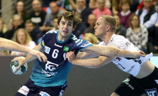 25.11.2018, Handball - EHF-Pokal - 3.Runde - 6.Spieltag - Fuechse Berlin - Aalborg Handbold Bild: Jacob Tandrup Holm (Fuechse Berlin) gegen Omar Ingi Magnusson (Aalborg Handbold) Handball - EHF-Pokal - 3.Runde - 6.Spieltag - Fuechse Berlin - Aalborg Handbold