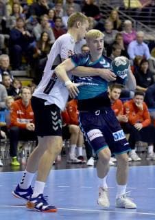25.11.2018, xlakx,EHF-Pokal,3.Runde, Fuechse Berlin - Aalborg Handbold, emspor, v.l. Andreas Holst Jensen (Aalborg Handbold 15),Torben Matzken (Fuechse Berlin 5) Berlin