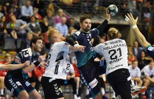 Fabian Wiede (Füchse), beim Wurf, rechts Hennik Mollgaard Jensen (Aalborg), links Rene Antonsen (Aalborg) Füchse Berlin-DEN Aalborg Handbold EHF Cup, 2013 2014, Herren, Männer, men, Handball, Deutschland, Germany, Max-Schmeling-Halle Berlin, 25.11.2018