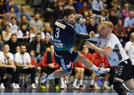 Fabian Wiede (Füchse), beim Wurf, rechts Rene Antonsen (Aalborg) Füchse Berlin-DEN Aalborg Handbold EHF Cup, 2013 2014, Herren, Männer, men, Handball, Deutschland, Germany, Max-Schmeling-Halle Berlin, 25.11.2018