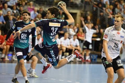 Tim Matthes (Füchse), beim Wurf, rechts Holst Andreas Jensen (Alborg) Füchse Berlin-DEN Aalborg Handbold EHF Cup, 2013 2014, Herren, Männer, men, Handball, Deutschland, Germany, Max-Schmeling-Halle Berlin, 25.11.2018